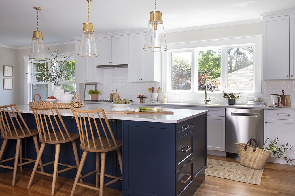 Custom blue cabinets are one of the reasons to use Metropolitan Cabinets