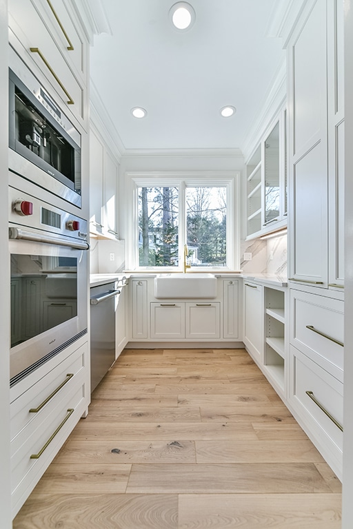 White & Silver Butlers Pantry